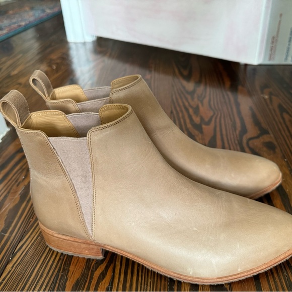 Nisolo Eva Everyday Chelsea Boot in Almond, Size 11 - Picture 2 of 3